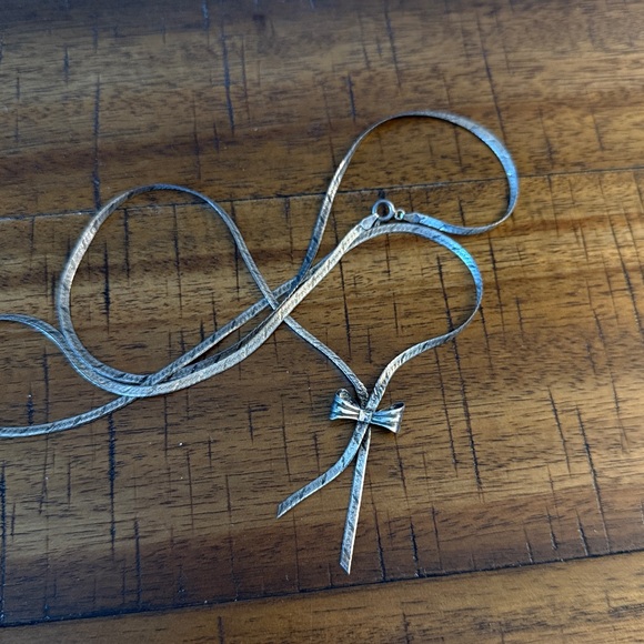 Elegant Sterling Italian Silver (925 solid) Herringbone/Bow Necklace - Picture 1 of 4